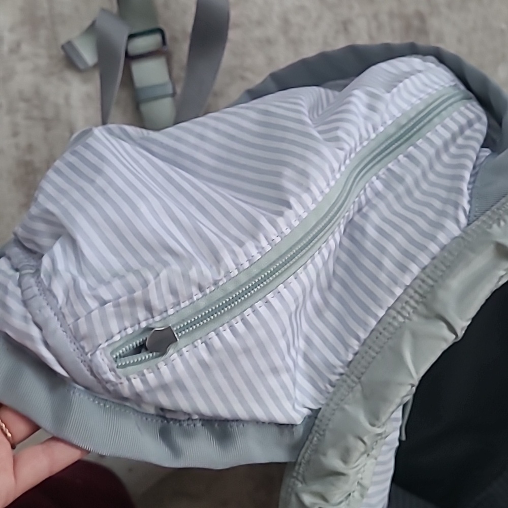 Lululemon Traveling Yogini Rucksack - Picture 8 of 10